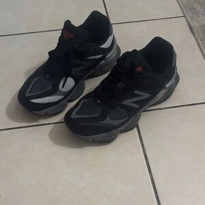 New Balance Men's Black and Silver Sneakers